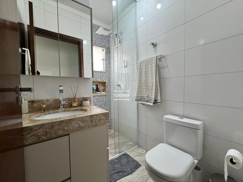 Sobrado 2 dormit&oacute;rios sendo 1 com sacada + 4 vagas de garagem  Itaquaquecetuba - 