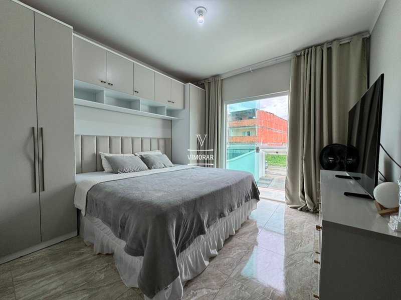 Sobrado 2 dormit&oacute;rios sendo 1 com sacada + 4 vagas de garagem  Itaquaquecetuba - 