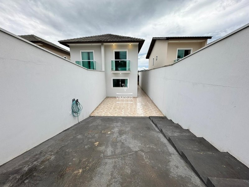 Sobrado 2 dormit&oacute;rios sendo 1 com sacada + 4 vagas de garagem  Itaquaquecetuba - 