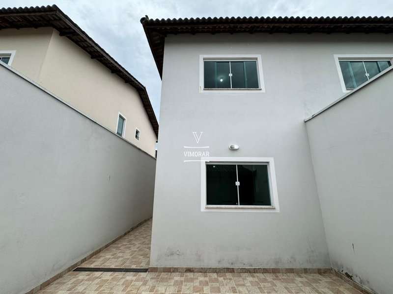 Sobrado 2 dormit&oacute;rios sendo 1 com sacada + 4 vagas de garagem  Itaquaquecetuba - 