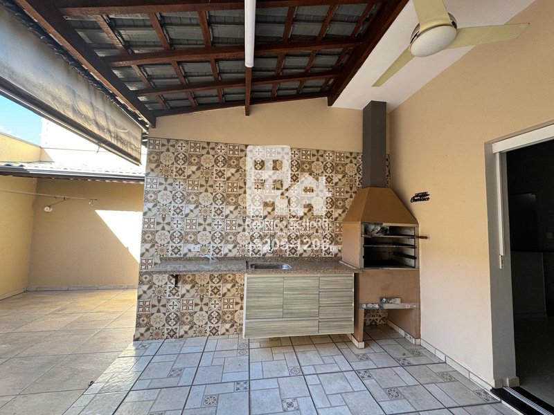 Sobrado para locação Jd Mantovanni – 3 quartos (1 suíte) com varanda + área gourmet  Tatuí - 