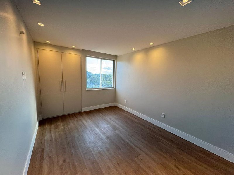 APARTAMENTO NASCENTE 3 QUARTOS SUÍTE CLOSET ROUPARIA GARAGEM À VENDA EM ONDINA! Avenida Anita Garibaldi Salvador - 