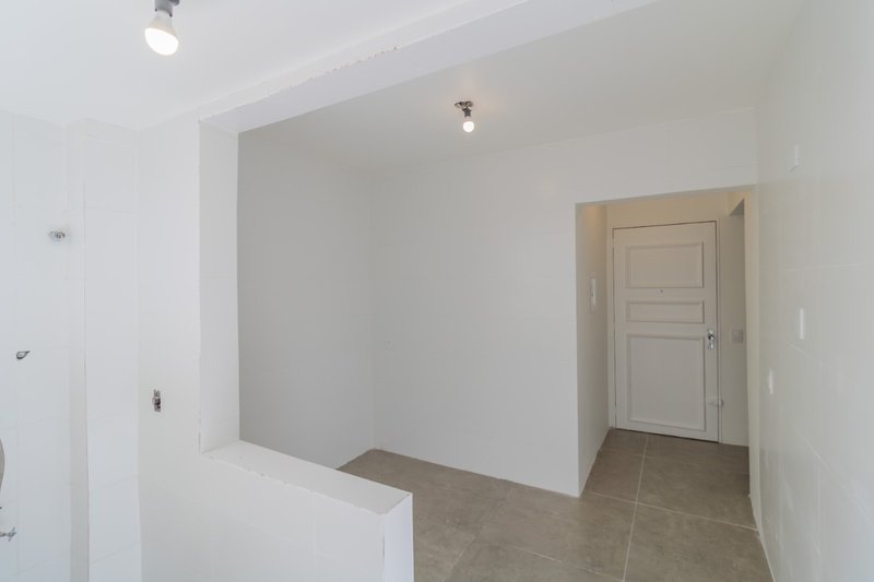 R$ 345.000 - INVESTIMENTO - APARTAMENTO - REFORMADO - 65M2 - 2 DORM - 2 VAGAS INDIVIDUAIS Avenida Venâncio Aires Porto Alegre - 