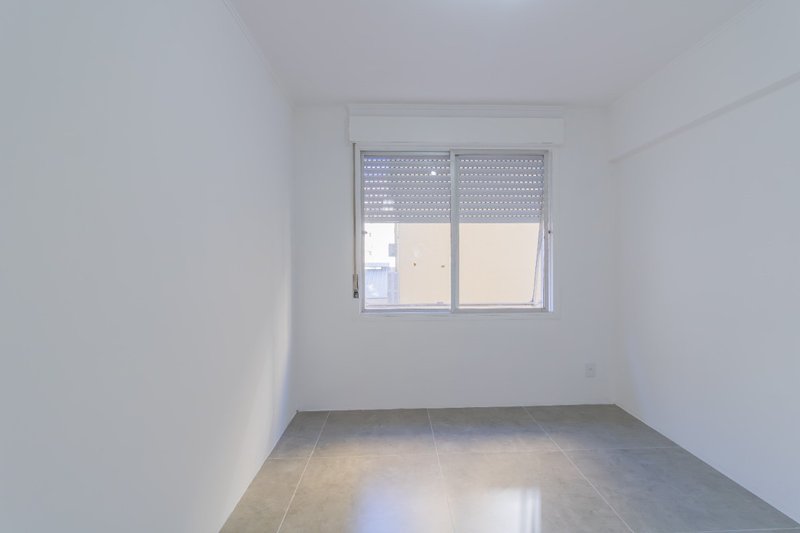 R$ 345.000 - INVESTIMENTO - APARTAMENTO - REFORMADO - 65M2 - 2 DORM - 2 VAGAS INDIVIDUAIS Avenida Venâncio Aires Porto Alegre - 