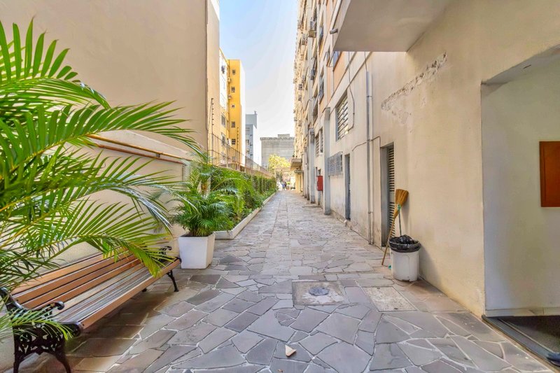 R$ 345.000 - INVESTIMENTO - APARTAMENTO - REFORMADO - 65M2 - 2 DORM - 2 VAGAS INDIVIDUAIS Avenida Venâncio Aires Porto Alegre - 