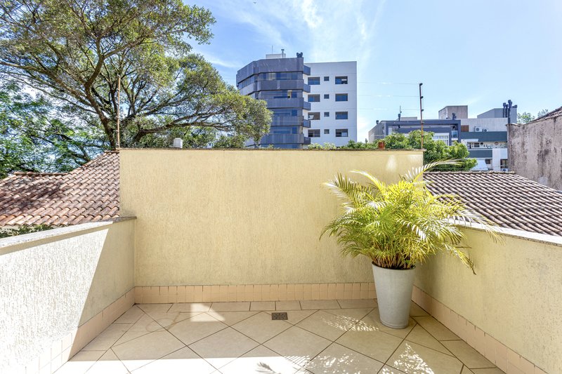 R$ 745.000 - LINDO APARTAMENTO GARDEN - FRENTE - 100M2 - 2 DORM - 1 VAGA Rua Sacadura Cabral Porto Alegre - 