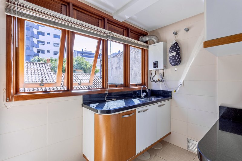 R$ 745.000 - LINDO APARTAMENTO GARDEN - FRENTE - 100M2 - 2 DORM - 1 VAGA Rua Sacadura Cabral Porto Alegre - 