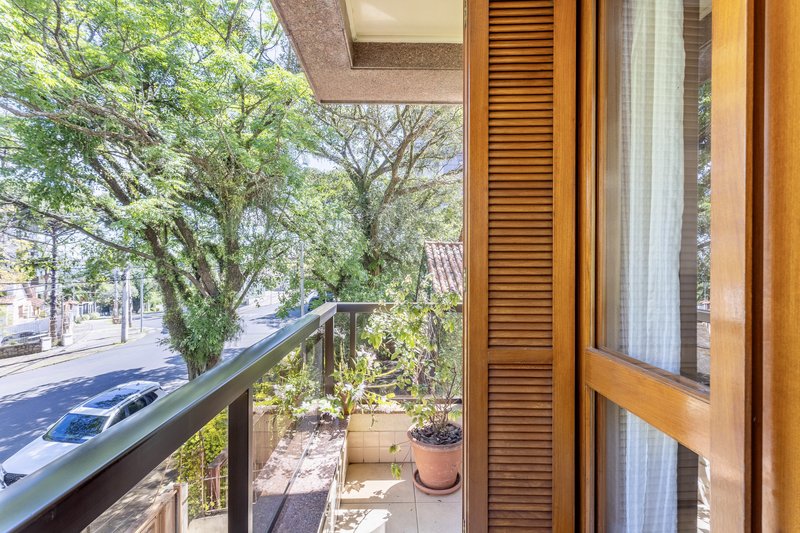 R$ 745.000 - LINDO APARTAMENTO GARDEN - FRENTE - 100M2 - 2 DORM - 1 VAGA Rua Sacadura Cabral Porto Alegre - 