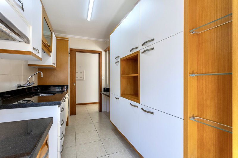 R$ 745.000 - LINDO APARTAMENTO GARDEN - FRENTE - 100M2 - 2 DORM - 1 VAGA Rua Sacadura Cabral Porto Alegre - 