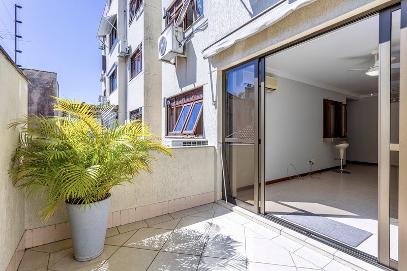 R$ 745.000 - LINDO APARTAMENTO GARDEN - FRENTE - 100M2 - 2 DORM - 1 VAGA Rua Sacadura Cabral Porto Alegre - 