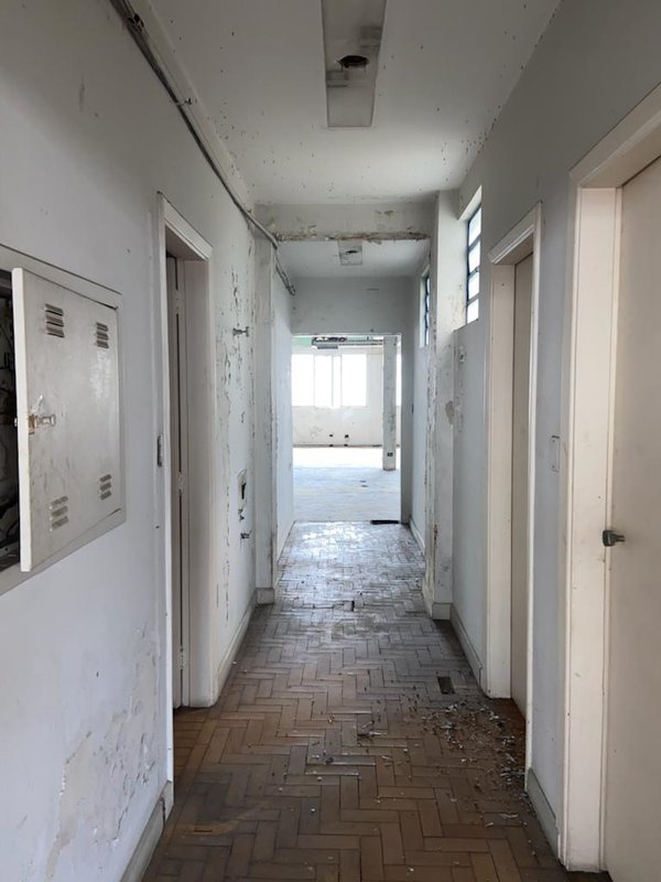 ALUGA-SE IMÓVEL COMERCIAL – 3 PAVIMENTOS – IDEAL PARA REFORMA Rua Pedro Noel São Paulo - 