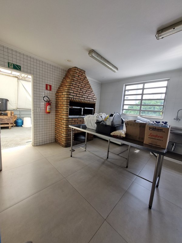 ALUGA-SE IMÓVEL COMERCIAL MONOUSUÁRIO - 2100M2 - 60 VAGAS - EXCELENTE LOCALIZAÇÃO! Rua Clélia São Paulo - 