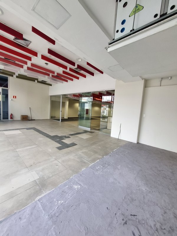 ALUGA-SE IMÓVEL COMERCIAL MONOUSUÁRIO - 2100M2 - 60 VAGAS - EXCELENTE LOCALIZAÇÃO! Rua Clélia São Paulo - 