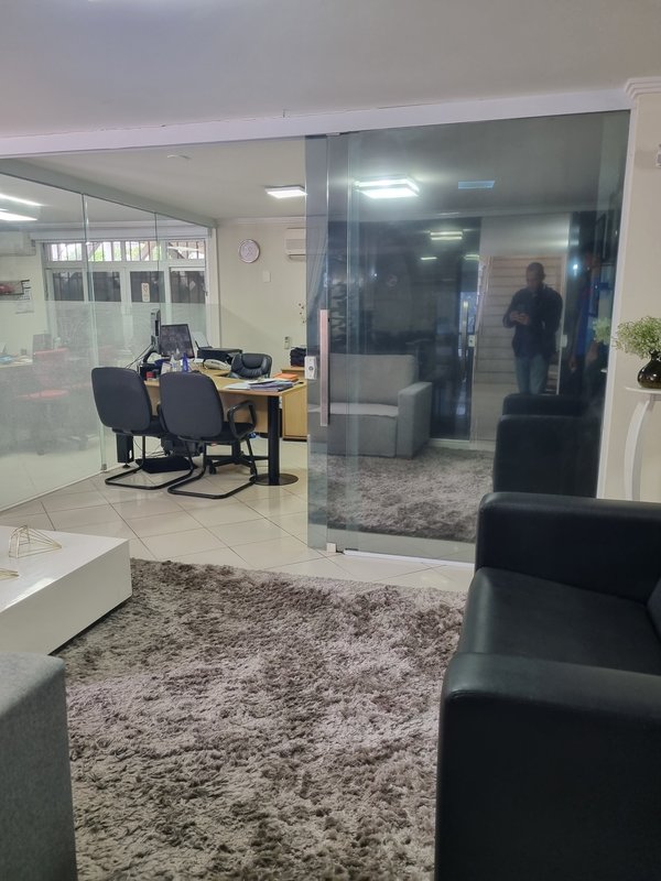 ALUGA-SE IMÓVEL COMERCIAL MONOUSUÁRIO - 2100M2 - 60 VAGAS - EXCELENTE LOCALIZAÇÃO! Rua Clélia São Paulo - 