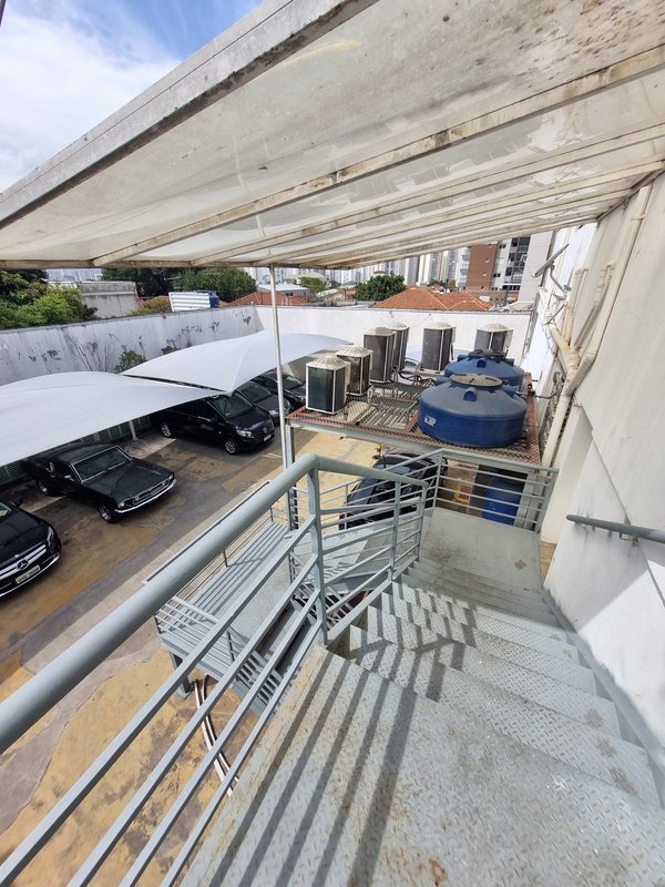 ALUGA-SE IMÓVEL COMERCIAL MONOUSUÁRIO - 2100M2 - 60 VAGAS - EXCELENTE LOCALIZAÇÃO! Rua Clélia São Paulo - 