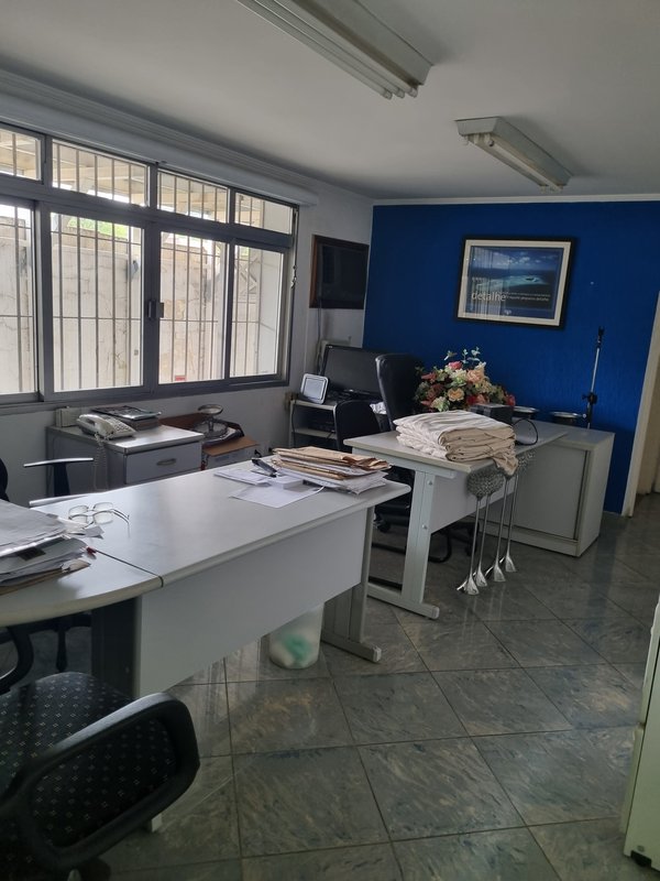 ALUGA-SE IMÓVEL COMERCIAL MONOUSUÁRIO - 2100M2 - 60 VAGAS - EXCELENTE LOCALIZAÇÃO! Rua Clélia São Paulo - 