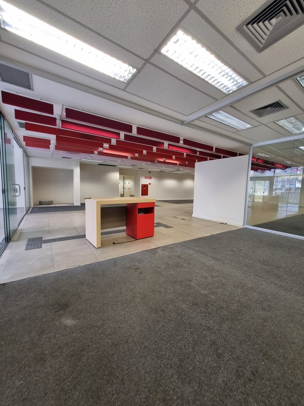 ALUGA-SE IMÓVEL COMERCIAL MONOUSUÁRIO - 2100M2 - 60 VAGAS - EXCELENTE LOCALIZAÇÃO! Rua Clélia São Paulo - 