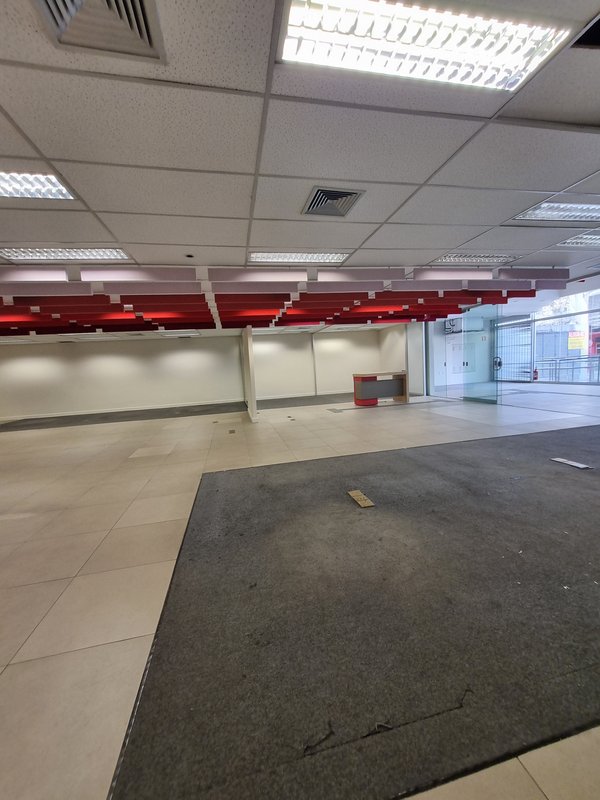 ALUGA-SE IMÓVEL COMERCIAL MONOUSUÁRIO - 2100M2 - 60 VAGAS - EXCELENTE LOCALIZAÇÃO! Rua Clélia São Paulo - 