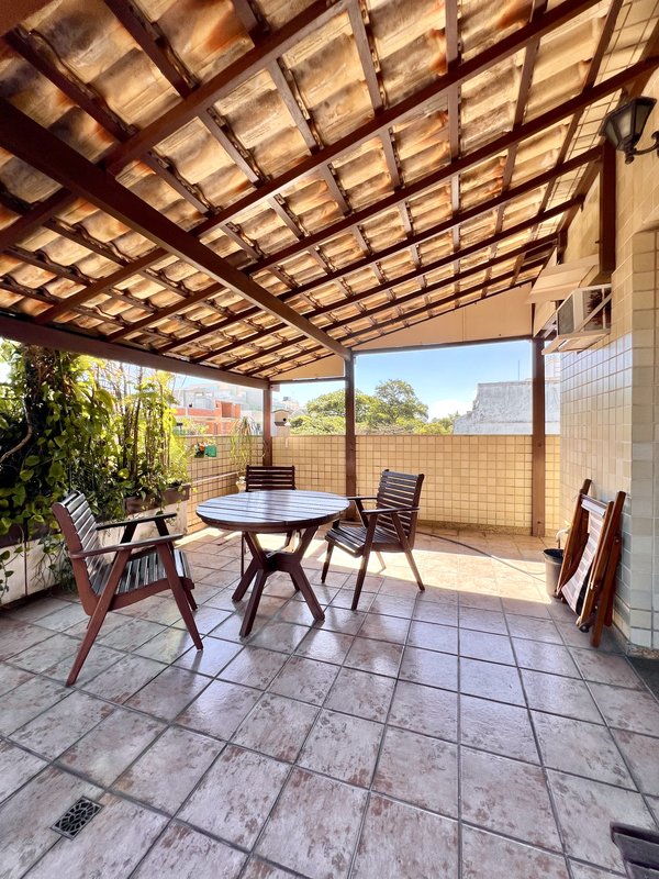 Cobertura linear com possibilidade de construção em piso superior no Jardim Oceânico  Rio de Janeiro - 