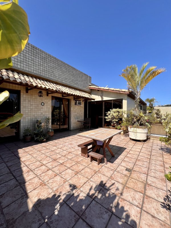 Cobertura linear com possibilidade de construção em piso superior no Jardim Oceânico  Rio de Janeiro - 