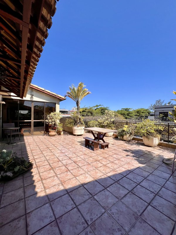 Cobertura linear com possibilidade de construção em piso superior no Jardim Oceânico  Rio de Janeiro - 