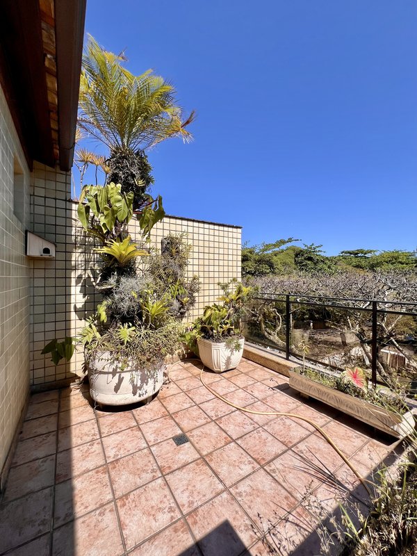 Cobertura linear com possibilidade de construção em piso superior no Jardim Oceânico  Rio de Janeiro - 