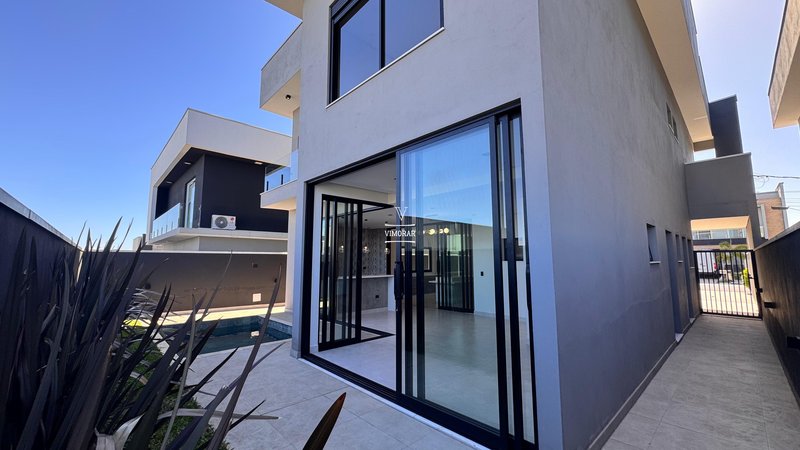 Sobrado em condom&iacute;nio 4 su&iacute;tes + &aacute;rea gourmet  Arujá - 