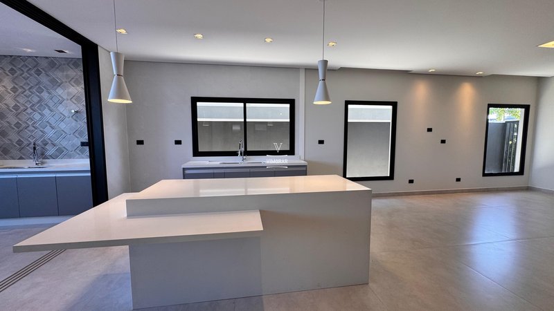 Sobrado em condom&iacute;nio 4 su&iacute;tes + &aacute;rea gourmet  Arujá - 