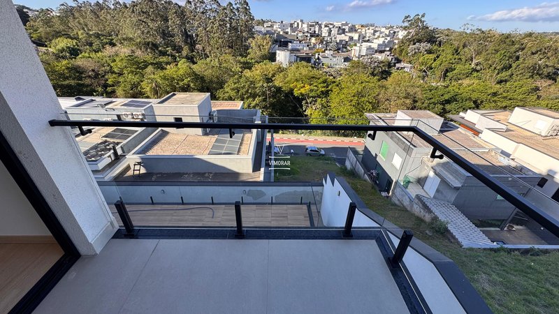 Sobrado em condom&iacute;nio 4 su&iacute;tes + 4 vagas de garagem  Arujá - 