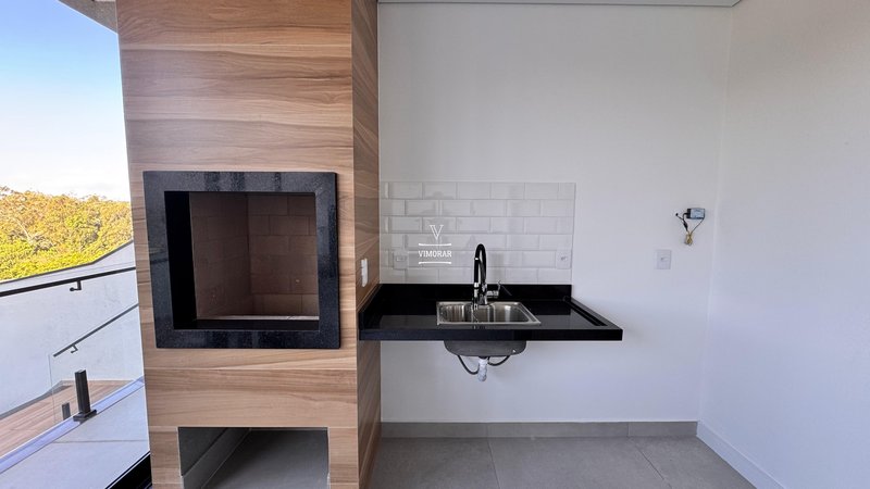 Sobrado em condom&iacute;nio 4 su&iacute;tes + 4 vagas de garagem  Arujá - 