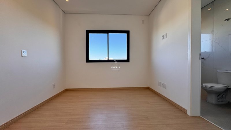 Sobrado em condom&iacute;nio 4 su&iacute;tes + 4 vagas de garagem  Arujá - 