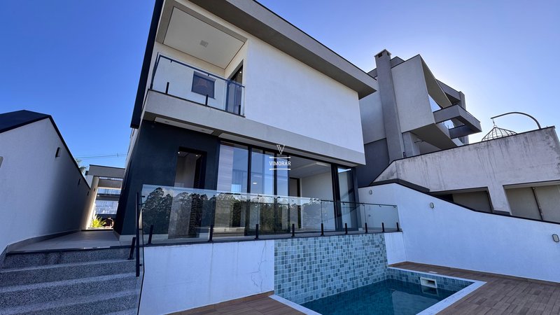 Sobrado em condom&iacute;nio 4 su&iacute;tes + 4 vagas de garagem  Arujá - 