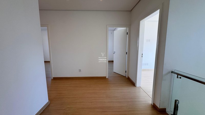 Sobrado em condom&iacute;nio 4 su&iacute;tes + 4 vagas de garagem  Arujá - 