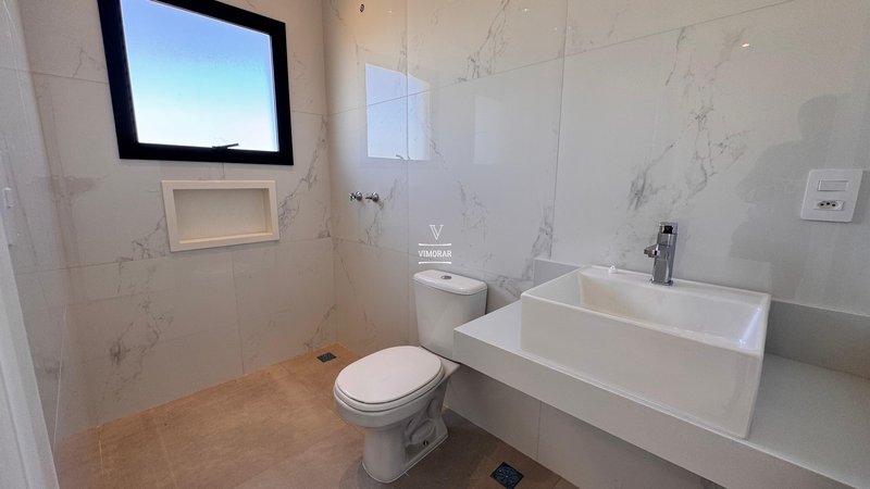 Sobrado em condom&iacute;nio 4 su&iacute;tes + 4 vagas de garagem  Arujá - 