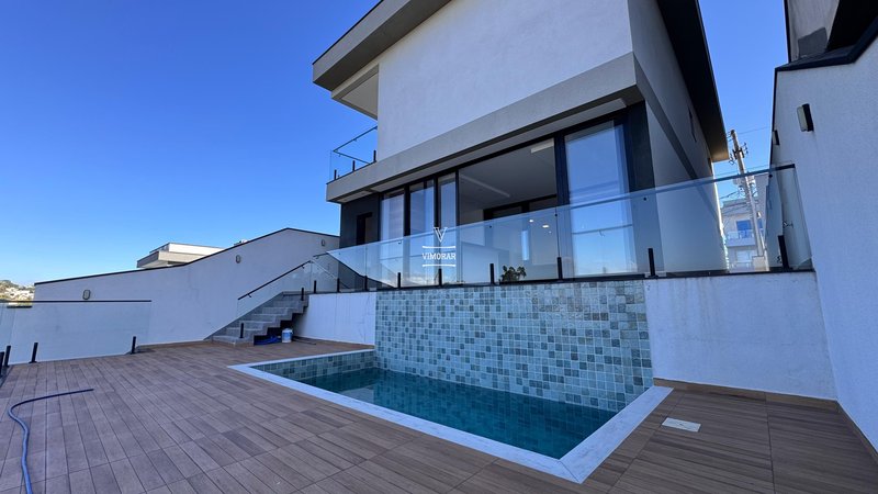 Sobrado em condom&iacute;nio 4 su&iacute;tes + 4 vagas de garagem  Arujá - 