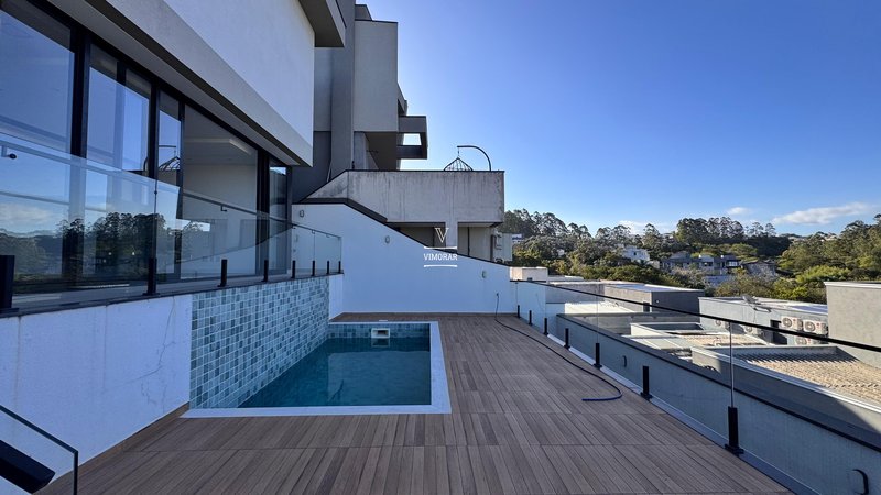 Sobrado em condom&iacute;nio 4 su&iacute;tes + 4 vagas de garagem  Arujá - 