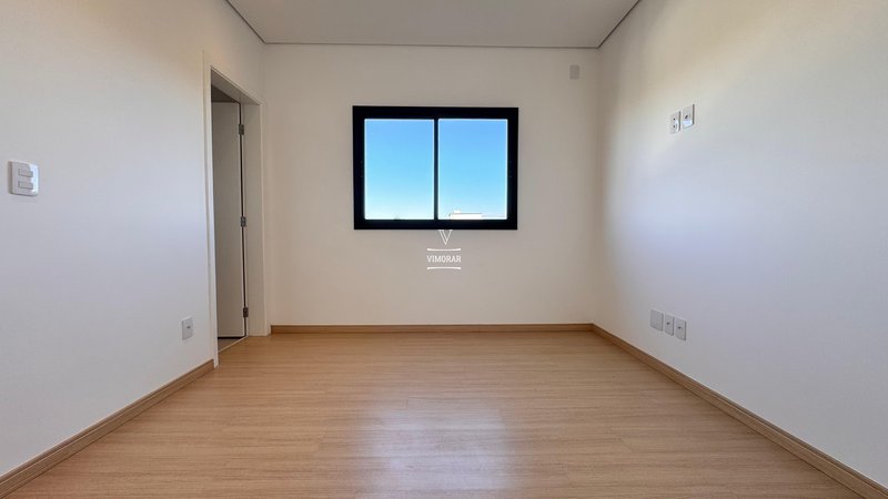 Sobrado em condom&iacute;nio 4 su&iacute;tes + 4 vagas de garagem  Arujá - 