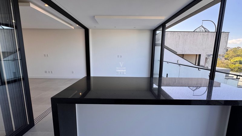 Sobrado em condom&iacute;nio 4 su&iacute;tes + 4 vagas de garagem  Arujá - 