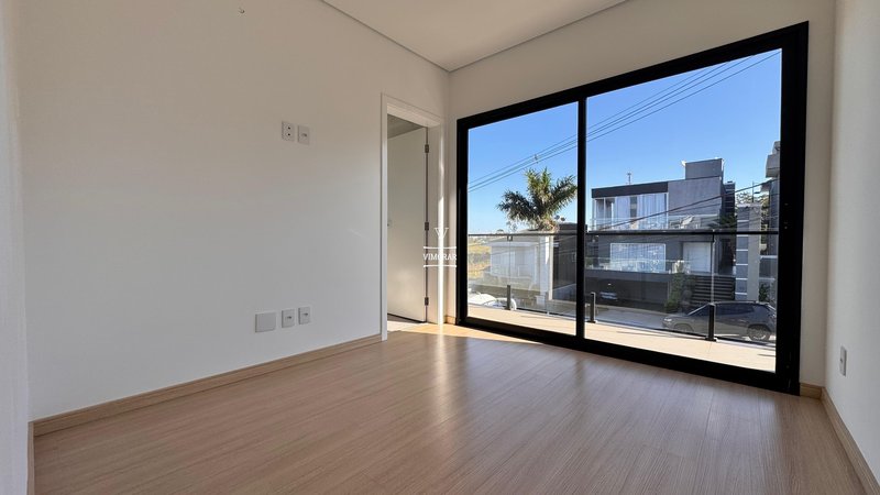 Sobrado em condom&iacute;nio 4 su&iacute;tes + 4 vagas de garagem  Arujá - 