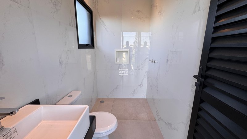 Sobrado em condom&iacute;nio 4 su&iacute;tes + 4 vagas de garagem  Arujá - 