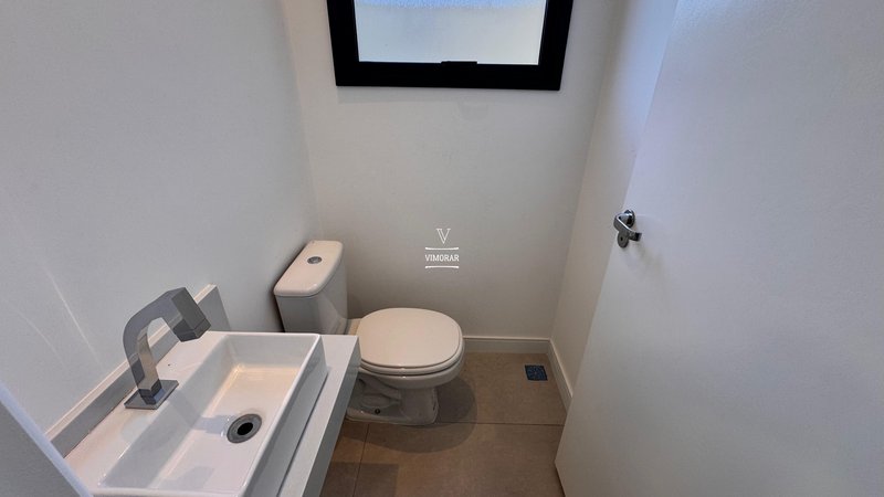 Sobrado em condom&iacute;nio 4 su&iacute;tes + 4 vagas de garagem  Arujá - 