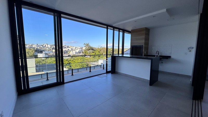 Sobrado em condom&iacute;nio 4 su&iacute;tes + 4 vagas de garagem  Arujá - 