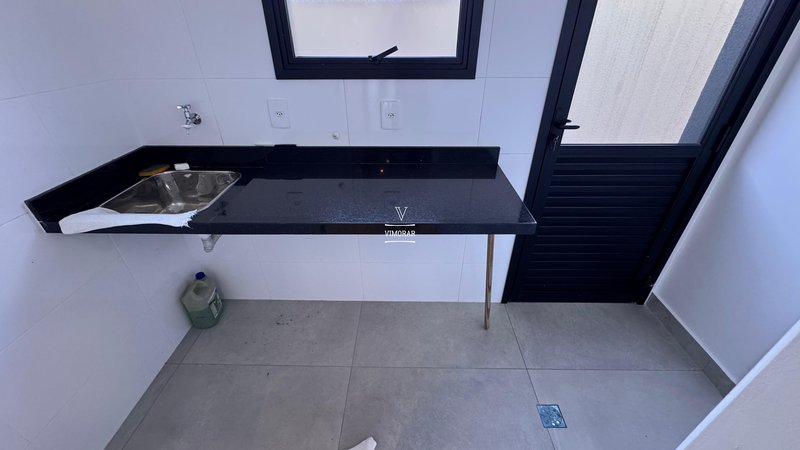 Sobrado em condom&iacute;nio 4 su&iacute;tes + 4 vagas de garagem  Arujá - 