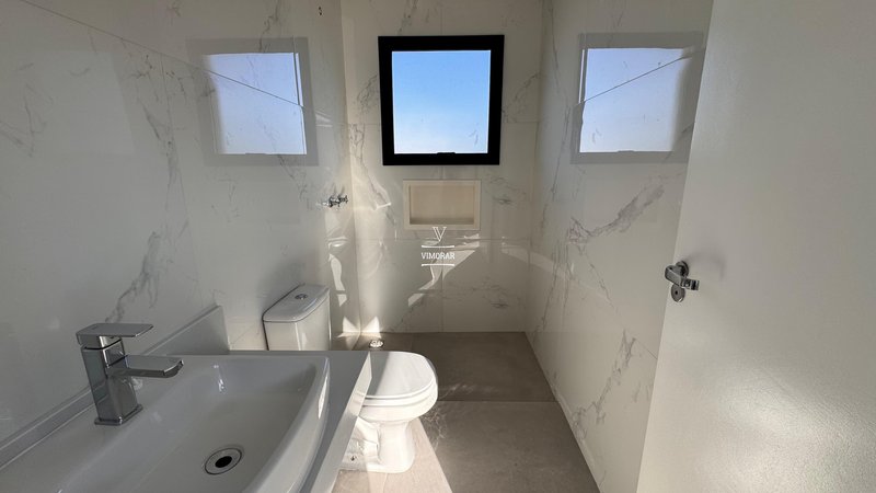 Sobrado em condom&iacute;nio 4 su&iacute;tes + 4 vagas de garagem  Arujá - 