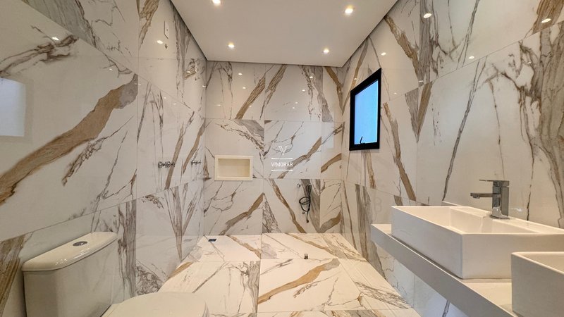 Sobrado em condom&iacute;nio 4 su&iacute;tes + 4 vagas de garagem  Arujá - 