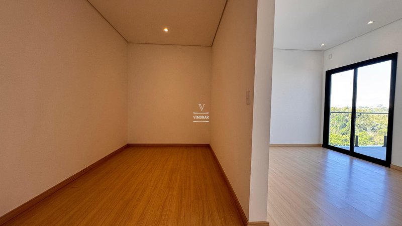 Sobrado em condom&iacute;nio 4 su&iacute;tes + 4 vagas de garagem  Arujá - 