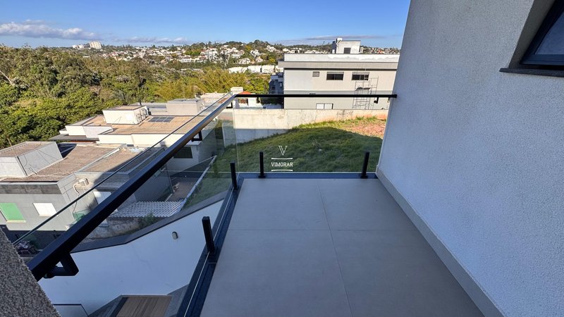 Sobrado em condom&iacute;nio 4 su&iacute;tes + 4 vagas de garagem  Arujá - 