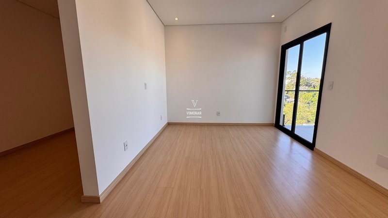 Sobrado em condom&iacute;nio 4 su&iacute;tes + 4 vagas de garagem  Arujá - 