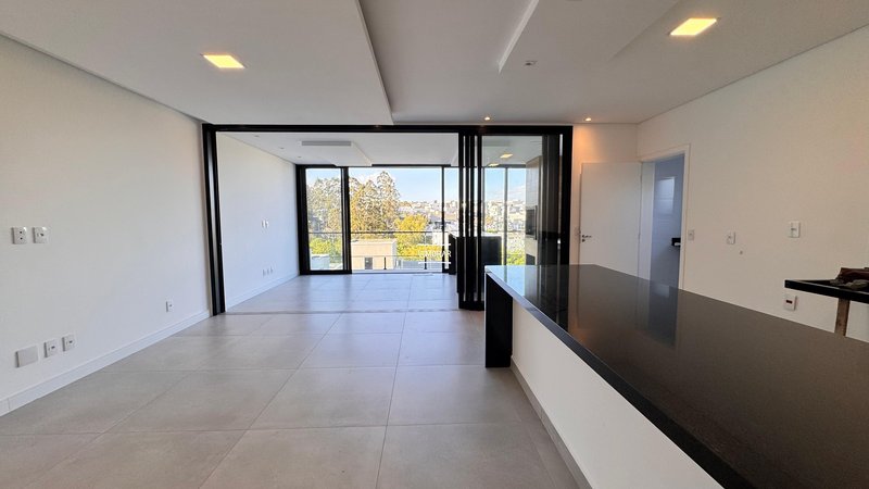 Sobrado em condom&iacute;nio 4 su&iacute;tes + 4 vagas de garagem  Arujá - 