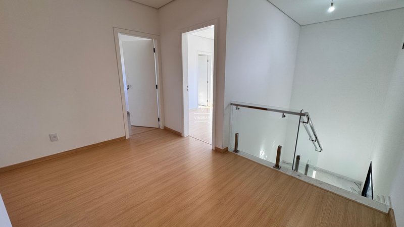 Sobrado em condom&iacute;nio 4 su&iacute;tes + 4 vagas de garagem  Arujá - 